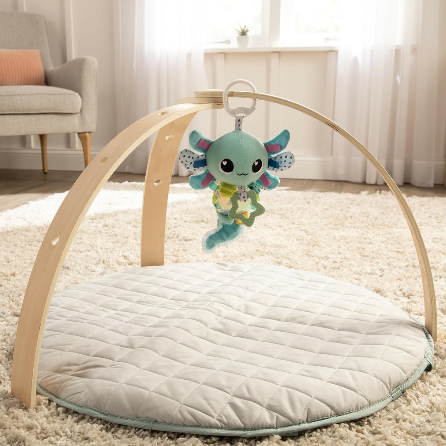 LAMAZE Alise Axolotl - Giocattolo per Passeggino Clip & Go - Giocattoli sensoriali per Bambini - Giocattoli per l'apprendimento precoce da 0 a 6 Mesi - Sapientemente Progettati per i Neonati - Regali per Baby Shower Bebe Naty Shop Toys