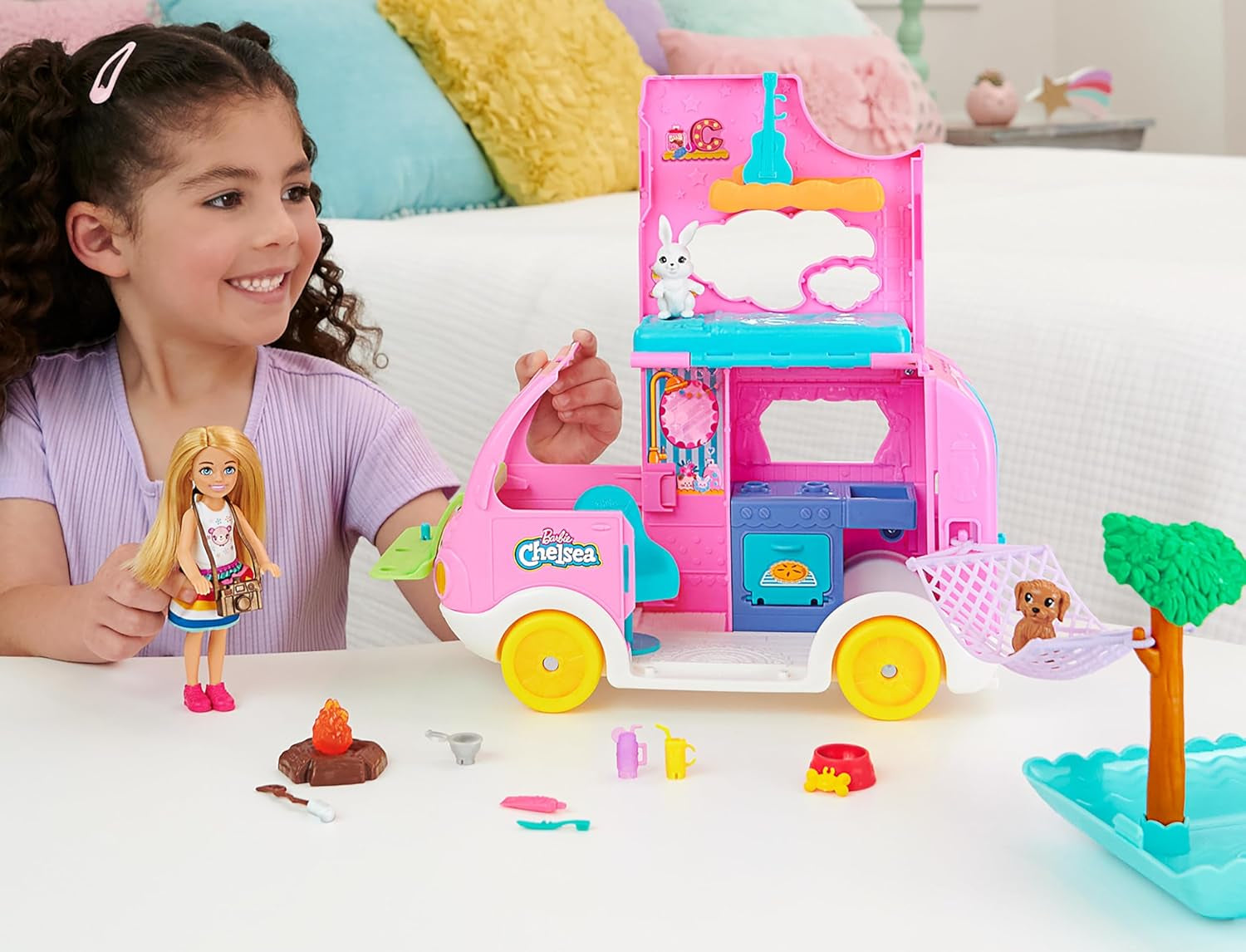 Barbie Chelsea Roulotte 2-in-1 - Veicolo giocattolo con piscina, amaca e zona pranzo per giochi fantasiosi e storie, dai 3 anni in su, HNH90