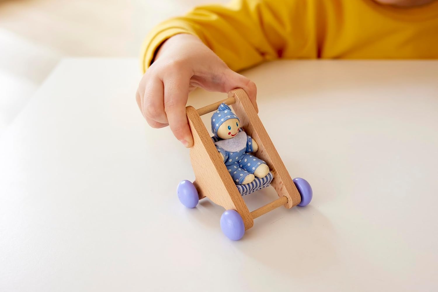 Hape Cameretta per Bambole - Set per Cameretta per Bambole in Legno, Mobili per Bambole, Accessori per Casa delle Bambole per Bambini, Cameretta per Bambini in Miniatura con Altalena e Accessori, Gioco di Ruolo di 3 Anni