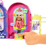 Barbie Extra Minis, bambola Extra Mini e set da gioco boutique, armadio con armadietti, mensole, specchi, piattaforma a 360°, bambola Extra Mini con accessori per capelli rosa, HHN15