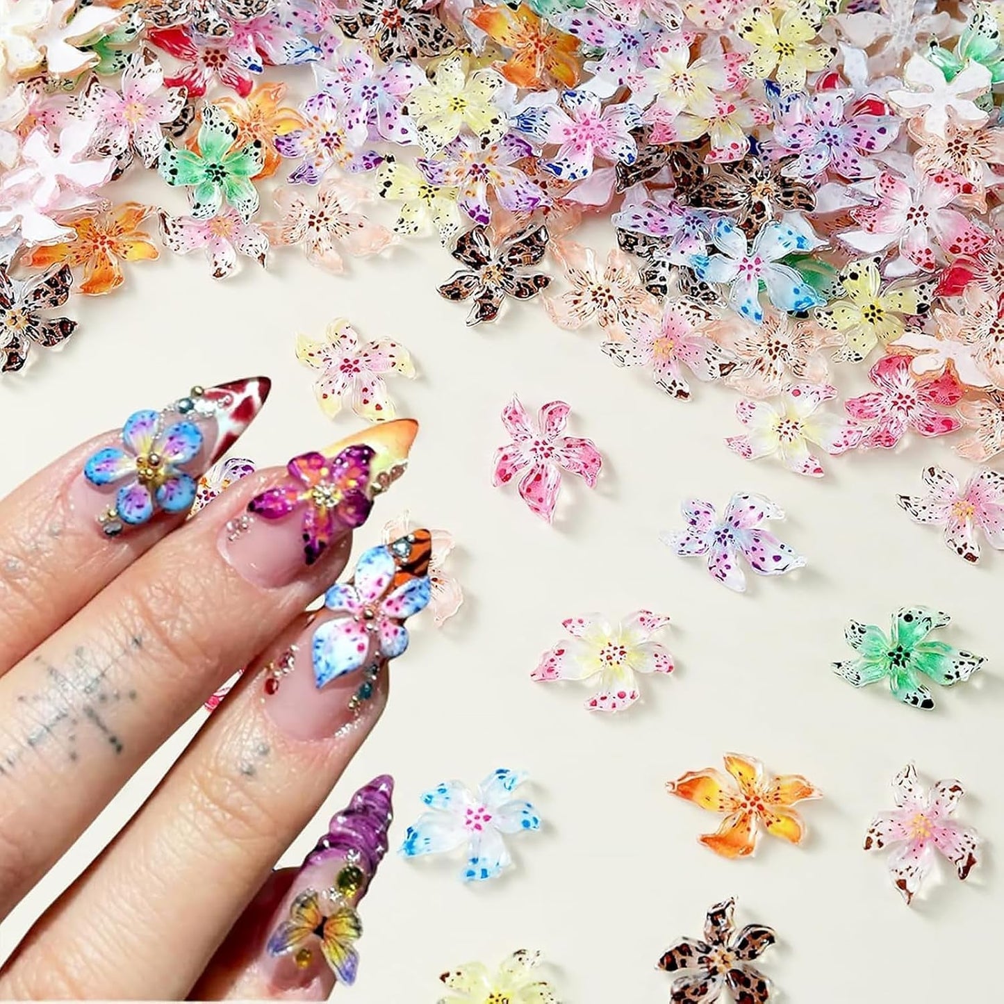 50 ciondoli per unghie con fiori 3D, nail art in gel 3D, ciondoli per unghie, gioielli estivi colorati, accessori per unghie fai da te, cristalli di fiori di ibisco in rilievo, nail art sfumata per le donne