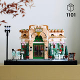 LEGO Icons French Café - Decorazioni per il soggiorno o l'ufficio - Set da costruzione per adulti con facciata pittoresca, vaso da fiori sospeso e sedie - Regalo per uomini e donne 10362 Set da costruzione Besuche den LEGO-Store