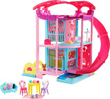 Barbie Chelsea Playhouse - 3 piani trasformabili, aree gioco segrete, ascensore, piscina, scivolo, 2 animali domestici e oltre 20 accessori, dai 3 anni in su, HHX44