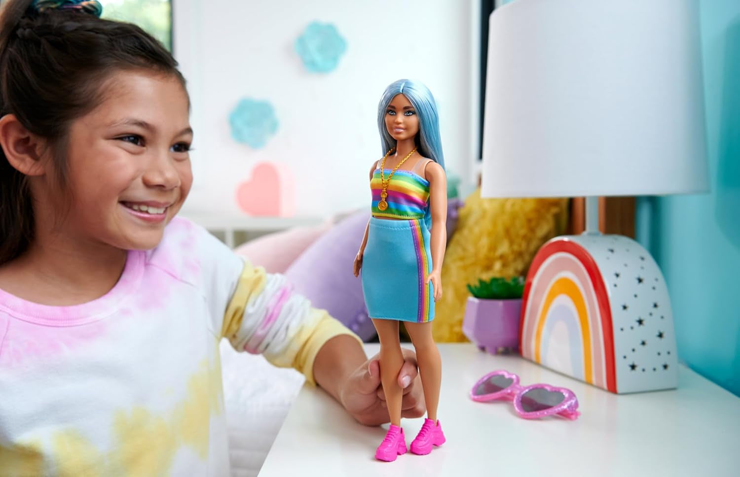 Bambola Barbie Fashionistas n. 218 con lunghi capelli blu, camicetta arcobaleno e gonna turchese, bambola alla moda da collezione per il 65° anniversario, HRH16