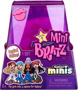Bambole Bratz Miniverse MGA Y2K Nostalgia Flashback Minis in edizione limitata - PACCHETTO SORPRESA - 2 mini bambole Bratz e vetrina - Ottimo regalo per bambini e collezionisti 6+