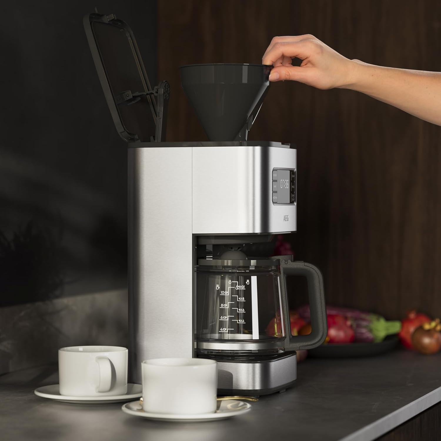 Macchina per caffè espresso AEG Deli 5, 1,5 l, timer programmabile, funzione di mantenimento in caldo, arresto di sicurezza, indicatore del livello dell'acqua, dosaggio ottimale, funzione antigoccia, acciaio inossidabile, CM5-1-6ST