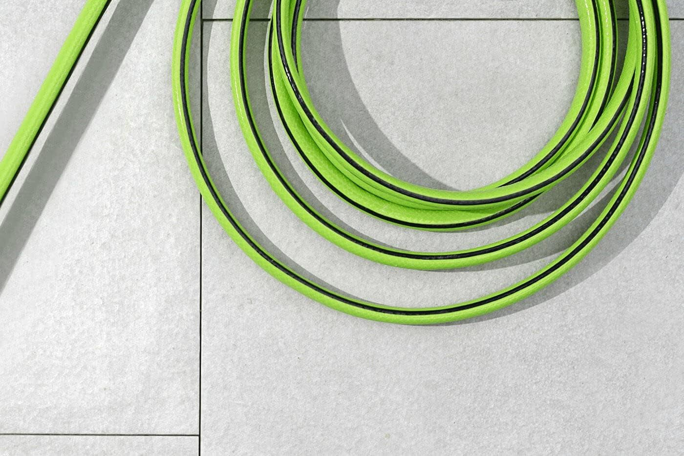Tubo da giardino Cellfast QUATTRO Tubo flessibile da giardino durevole e leggero a 4 strati resistente ai raggi UV con treccia incrociata 20 Bar 3/4" 15 m 10-074
