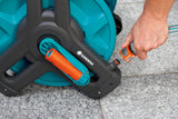 Set avvolgitubo da parete Gardena Classic 50: avvolgitubo mobile, salvaspazio, montabile a parete e rimovibile in qualsiasi momento, con tubo da 20 m, ugello spruzzatore e parti di sistema (8009-20)