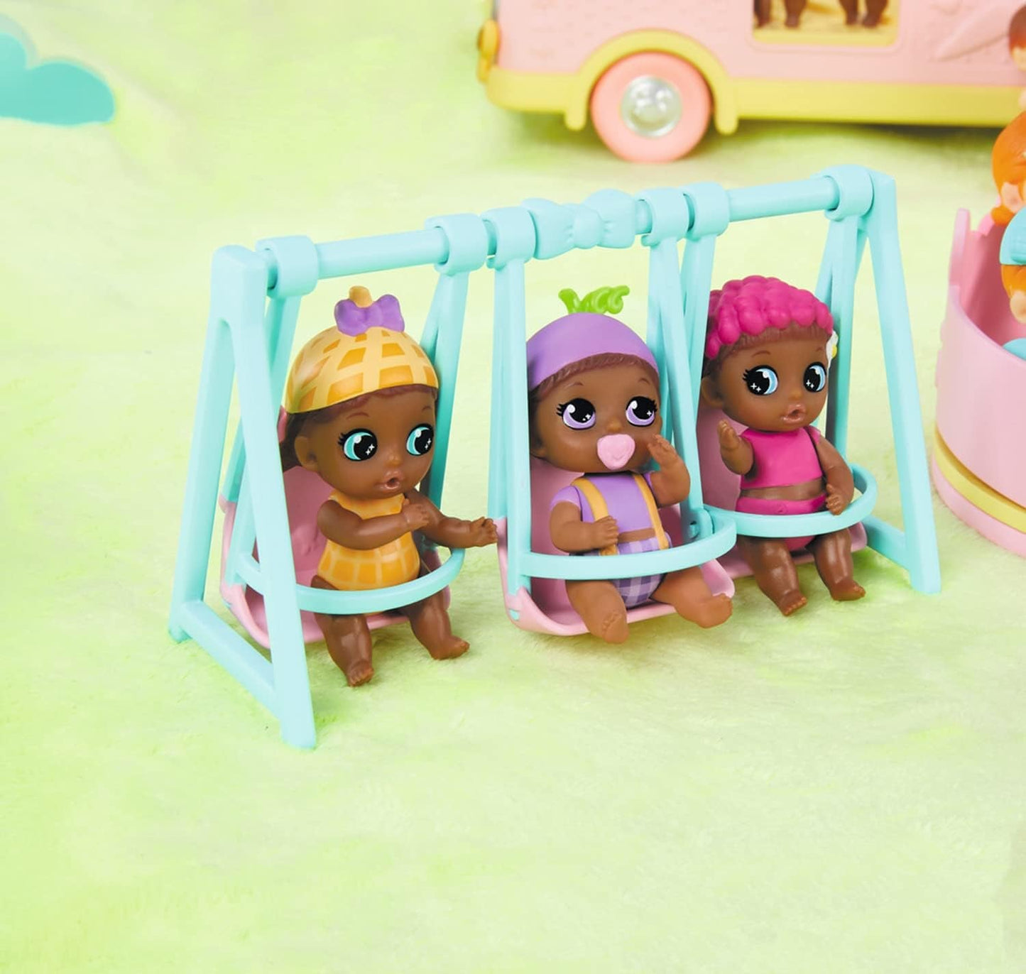 BABY nato 904763 Baby Surprise Bus - mini autobus giocattolo rosa con 2 bambole esclusive, passeggino triplo, altalena, giostra, scivolo e altalena tripla.