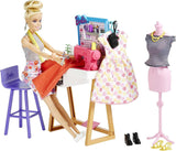 Barbie HDY90 - bambola stilista (30,40 cm) e studio, oltre 25 accessori di design e moda, scrivania di design, sedia, macchina da cucire, modello in tessuto, manichino e altro, giocattoli da 3 anni Naty Shop Dolls