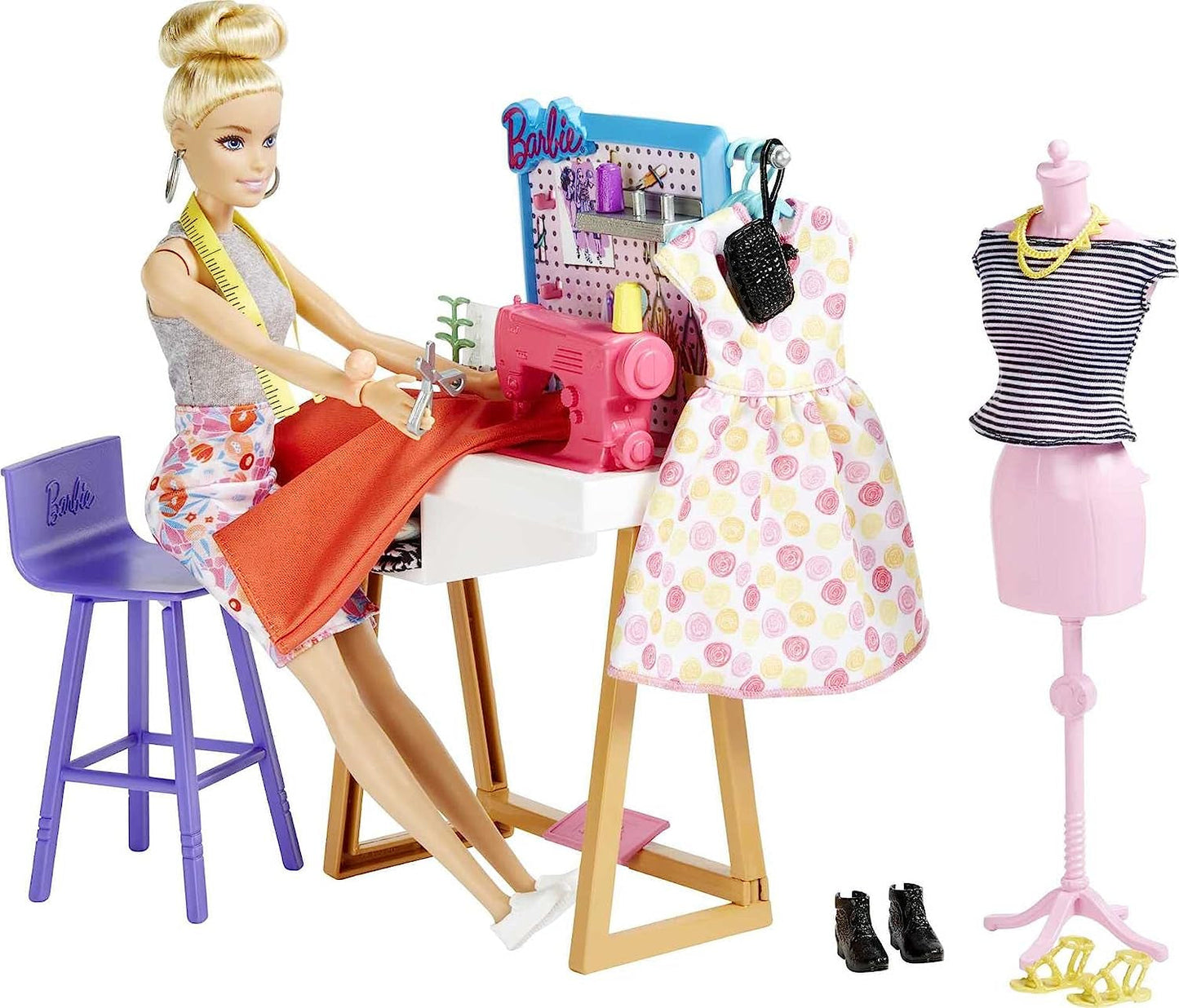 Barbie HDY90 - Bambola stilista (30,40 cm) e studio, oltre 25 accessori di design e moda, scrivania di design, sedia, macchina da cucire, campioni tessili, manichino e altro, giocattolo dai 3 anni in su