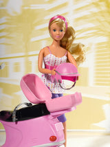 Simba 105730282 - Steffi Love Chic City Scooter, Steffi con scooter rosa con casco e scomparto per casco, bambola alla moda, 29 cm, per bambini dai 3 anni in su