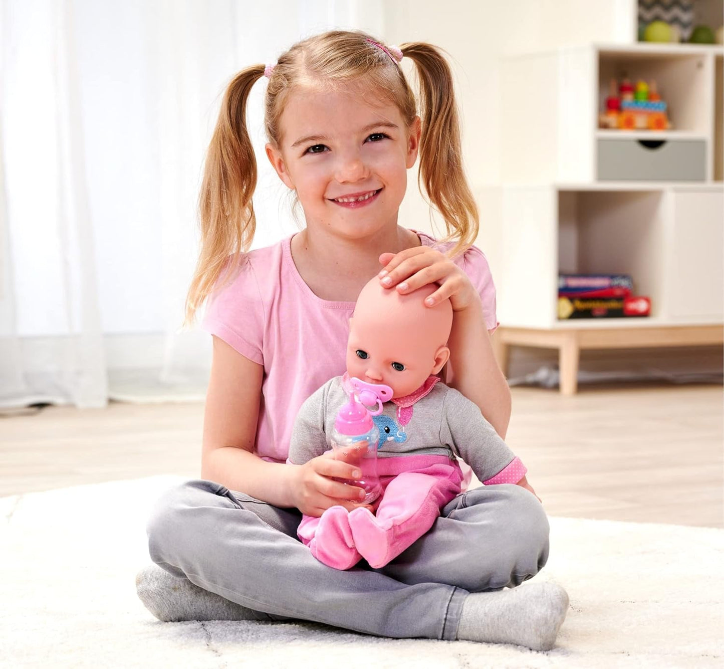 Simba 105140066 - Laura Interactive, bambola dal corpo morbido con occhi assonnati, balbetta quando viene spostata, beve dal biberon e si addormenta, 40 cm, bambola per bambini da 2 anni