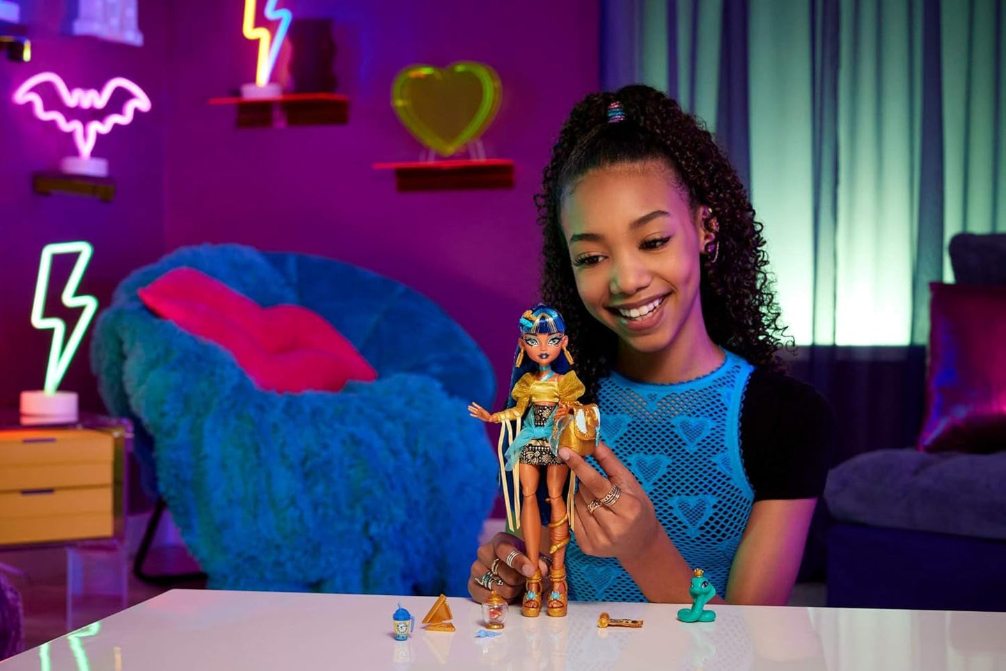 Monster High - Cleo De Nile, bambola con camicetta dorata e gonna a strati, include l'animale Cobra Hissette e accessori come zaino, snack e rotolo di carta, HXH74 Naty Shop Dolls