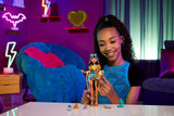 Bambola Monster High Cleo De Nile con camicetta dorata e gonna a strati, include il cobra Hissette e accessori come uno zaino, uno snack e un rotolo di carta igienica, HXH74