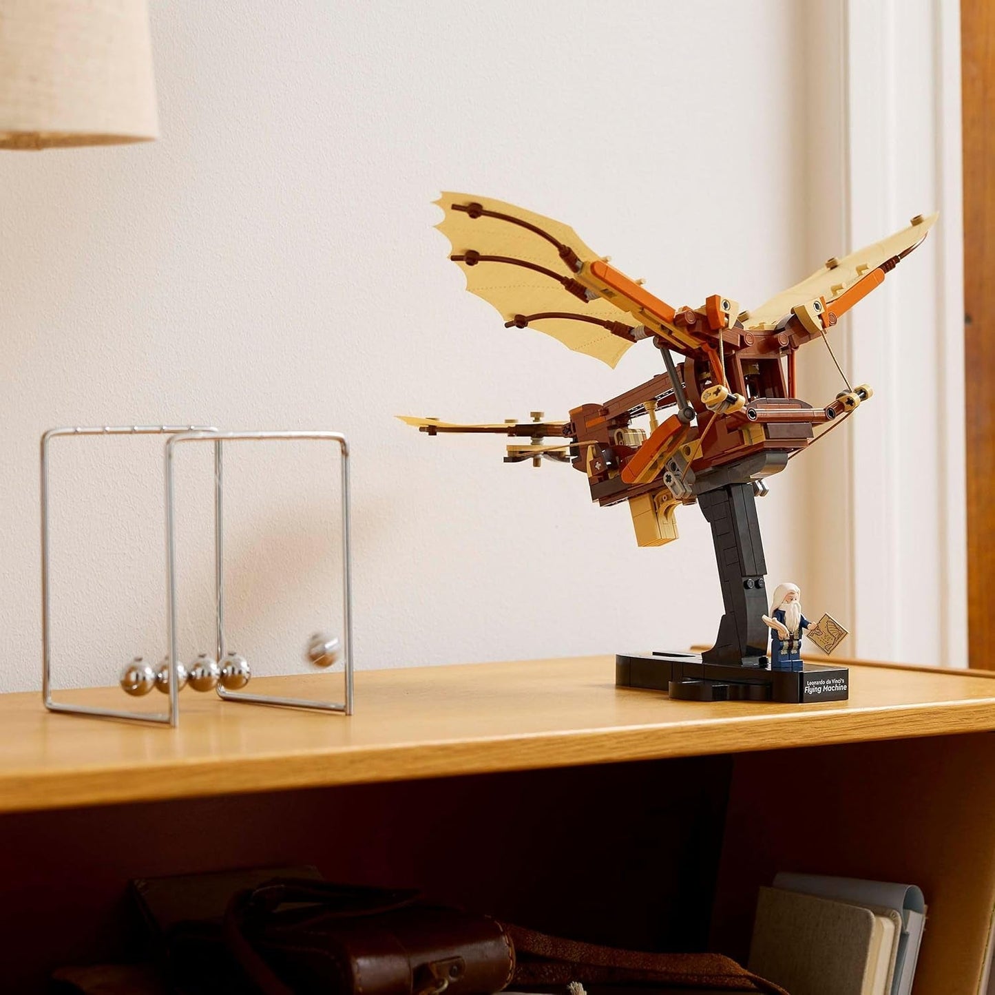 LEGO Icons La macchina volante con ali battenti di Leonardo Da Vinci - Include minifigure e supporto - Set da costruzione per adulti - Set decorazioni per la casa - Idea regalo - 10363 Set da costruzione Besuche den LEGO-Store