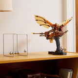 LEGO Icons La macchina volante con ali battenti di Leonardo Da Vinci - Include minifigure e supporto - Set da costruzione per adulti - Set decorazioni per la casa - Idea regalo - 10363 Set da costruzione Besuche den LEGO-Store