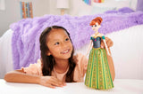 Mattel Disney Frozen Anna che canta bambola - Frammento di canzone di 30 secondi, classico vestito da castello, gonna morbida staccabile, capelli pettinabili, per bambini dai 3 anni in su, versione tedesca, HMG41