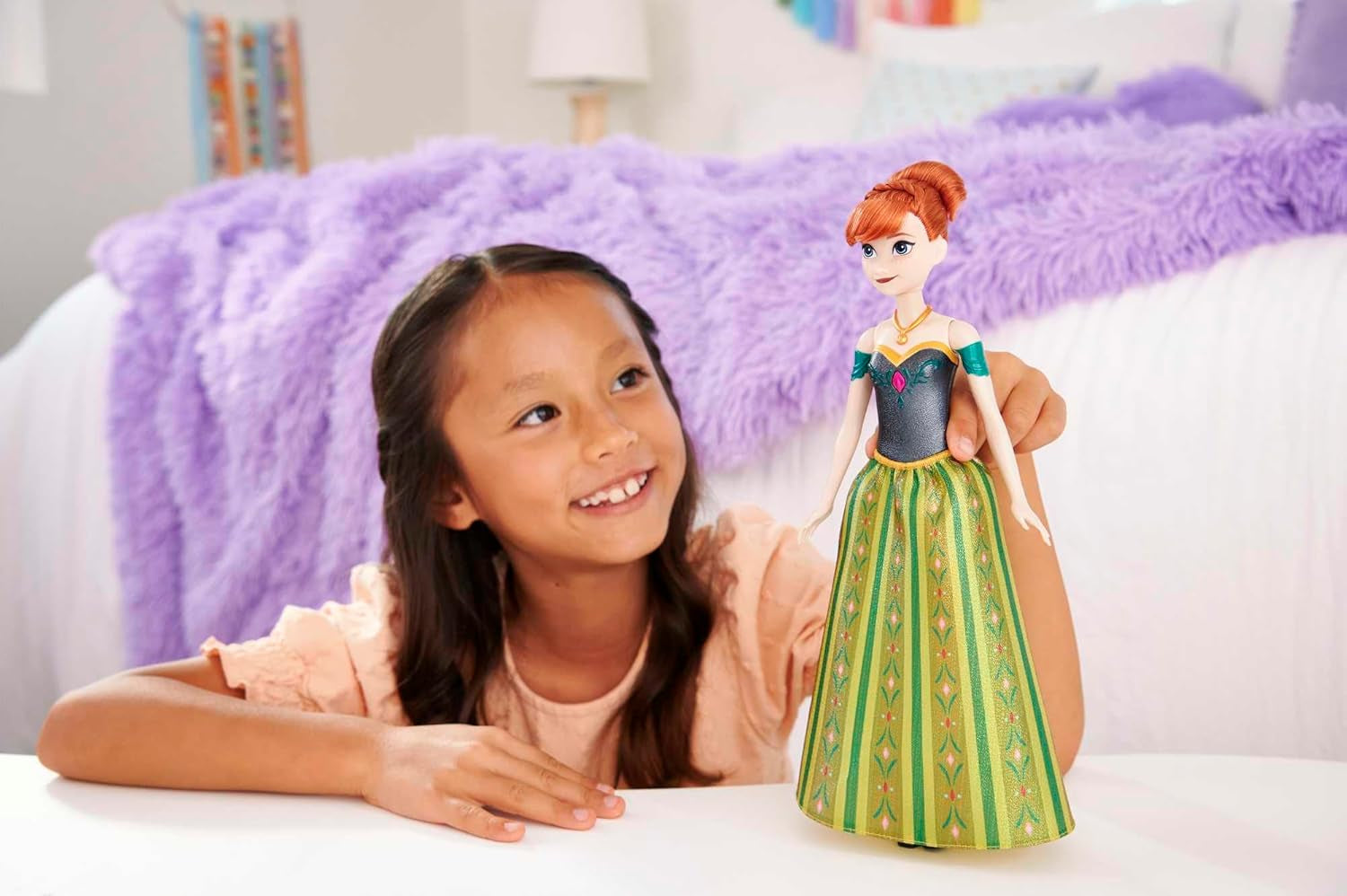 Mattel Disney Frozen Anna che canta bambola - Frammento di canzone di 30 secondi, classico vestito da castello, gonna morbida staccabile, capelli pettinabili, per bambini dai 3 anni in su, versione tedesca, HMG41