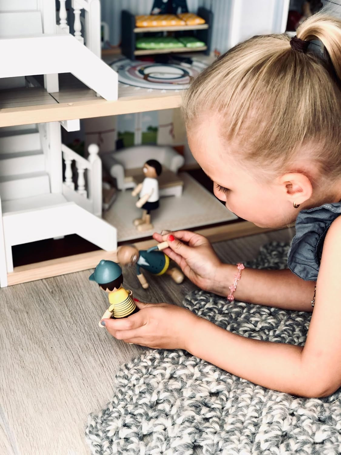 Casa delle bambole Small Foot Casa a schiera in legno a 3 piani con facciata aperta e 12 mobili per 3 anni e oltre 11802 Case delle bambole Bianco Grigio Naty Shop