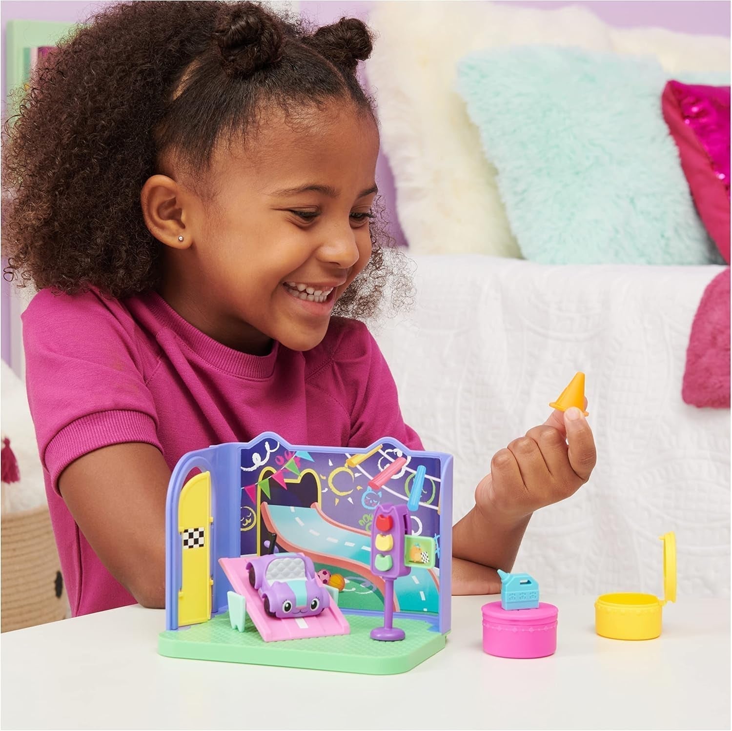 Camera Deluxe della Casa delle Bambole di Gabby, Sala Giochi Purr-Ific, Sala Giochi con Macchinina Carlita, 2 Mobili e 2 Scatole a Sorpresa con Accessori, Adatta a partire dai 3 Anni Naty Shop Dollhouses