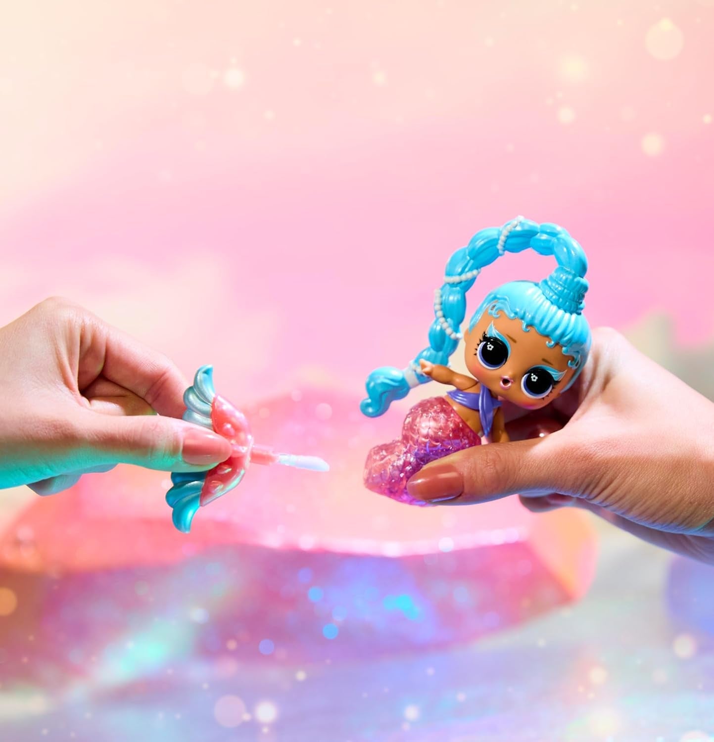 LOL Sorpresa! Sirene Makeover Magic Tots - Vero lucidalabbra per te e la tua bambola per realizzare, mescolare e creare trucchi, Divertente gioco con l'acqua, 6 bambole da collezionare - Dai 4 anni in su