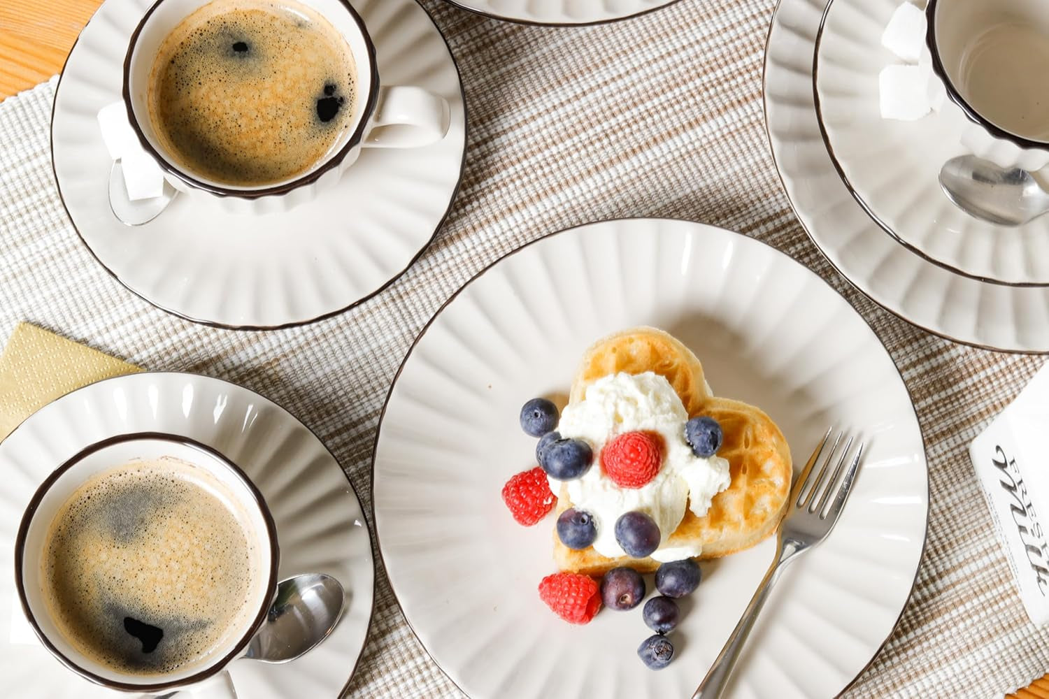 MÄSER 931967 Osita Retro Series 6 persone Wave Servizio da tavola, Set di stoviglie rotonde da 18 pezzi, Piatti piani, Piatti da dessert e Ciotole per cereali, Ceramica, Bianco crema