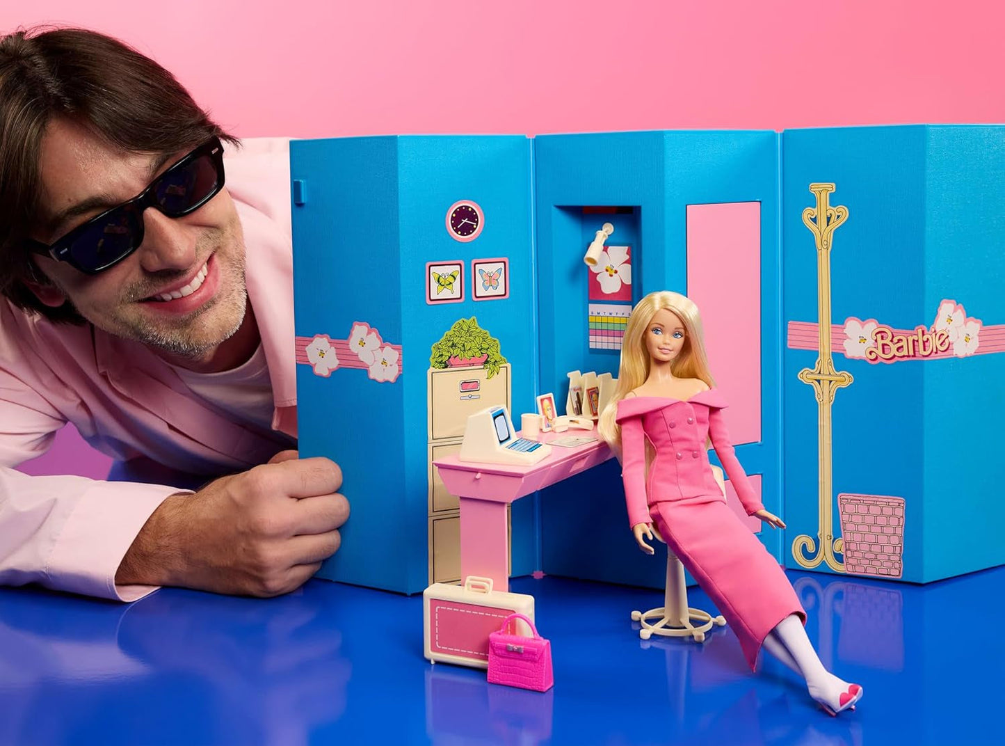 Barbie Signature, realizzata da Andrew Mukamal Modepuppe, borsa con 3 look per il giorno e l'abend, compresi accessori, inclusa con supporto, JBH81