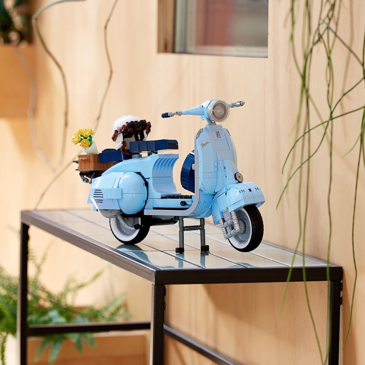 LEGO Icons Vespa 125, modello di motocicletta costruibile, scooter italiano vintage, kit modello per adulti, pezzo da esposizione come decorazione della stanza, regali per donne e uomini 10298 Kit di costruzione Besuche den LEGO-Store