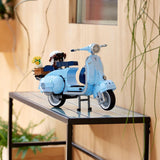 LEGO Icons Vespa 125, modello di motocicletta costruibile, scooter italiano vintage, kit modello per adulti, pezzo da esposizione come decorazione della stanza, regali per donne e uomini 10298 Kit di costruzione Besuche den LEGO-Store
