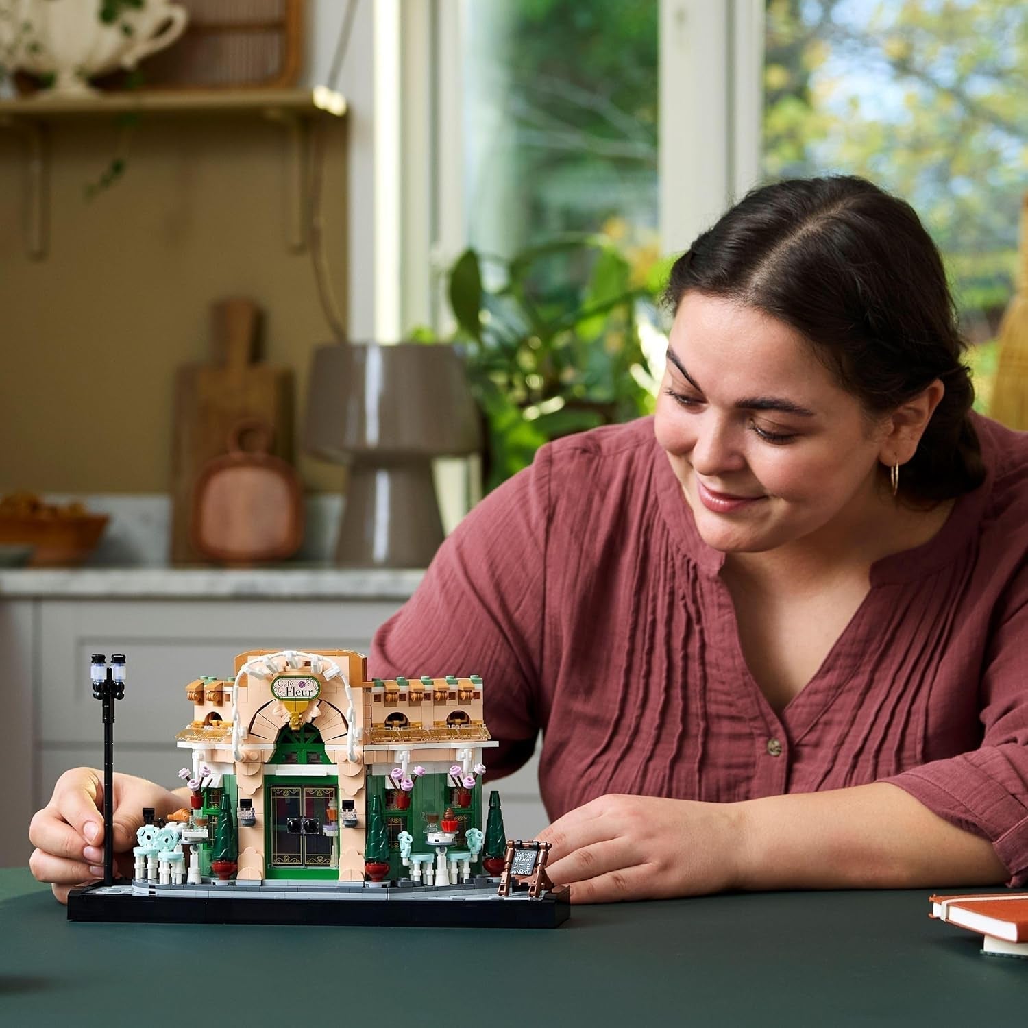 LEGO Icons French Café - Decorazioni per il soggiorno o l'ufficio - Set da costruzione per adulti con facciata pittoresca, vaso da fiori sospeso e sedie - Regalo per uomini e donne 10362 Set da costruzione Besuche den LEGO-Store