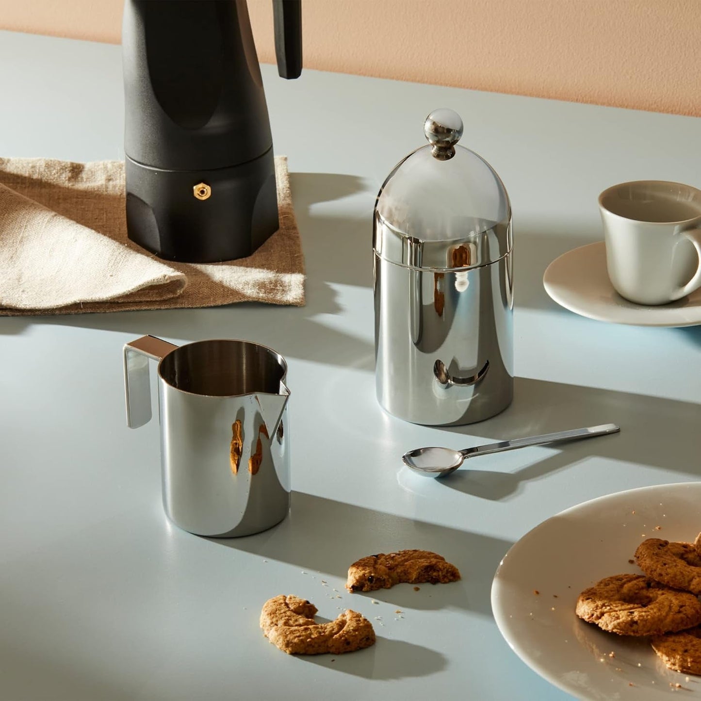 Teiera con cucchiaino Alessi 90024, realizzata in acciaio inossidabile 18/10, lucidata a specchio