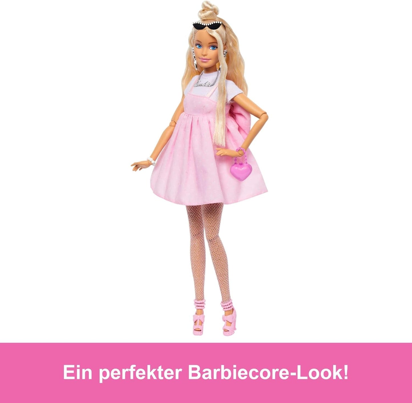 Barbie Doll Deluxe Stile n. 3 con outfit Barbiecore, capelli biondi raccolti in uno chignon alto, vestito rosa pastello con fiocco oversize e accessori come collant a rete, bambole HYV27 Naty Shop