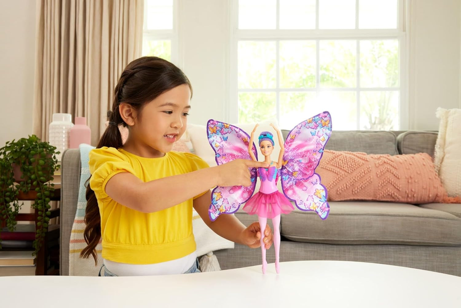 Barbie Dance And Flutter 2-in-1, bambola trasformabile da ballerina a farfalla, con ali apribili, capelli viola, gioielli per capelli e tutù staccabile, HXJ10 Naty Shop Dolls