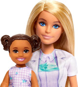 Barbie Dentista, Bambola alla moda con capelli biondi, vestito blu e camice da laboratorio, 1 bambola per bambini, accessori per esami e accessori assortiti, JCR74