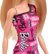 Bambola Barbie alla moda con capelli biondi lisci, abito rosa monospalla staccabile e scarpe con logo stampato, HRH07
