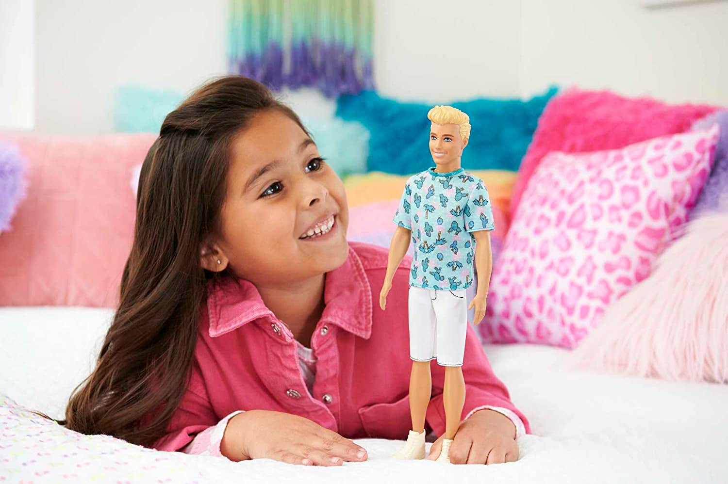 Barbie Ken Fashionistas - T-shirt con stampa di cactus e palme, pantaloncini bianchi e scarpe da ginnastica, perfetta per avventure con gli amici e passeggiate in città, per bambini dai 3 anni in su, bambole HJT10 Naty Shop