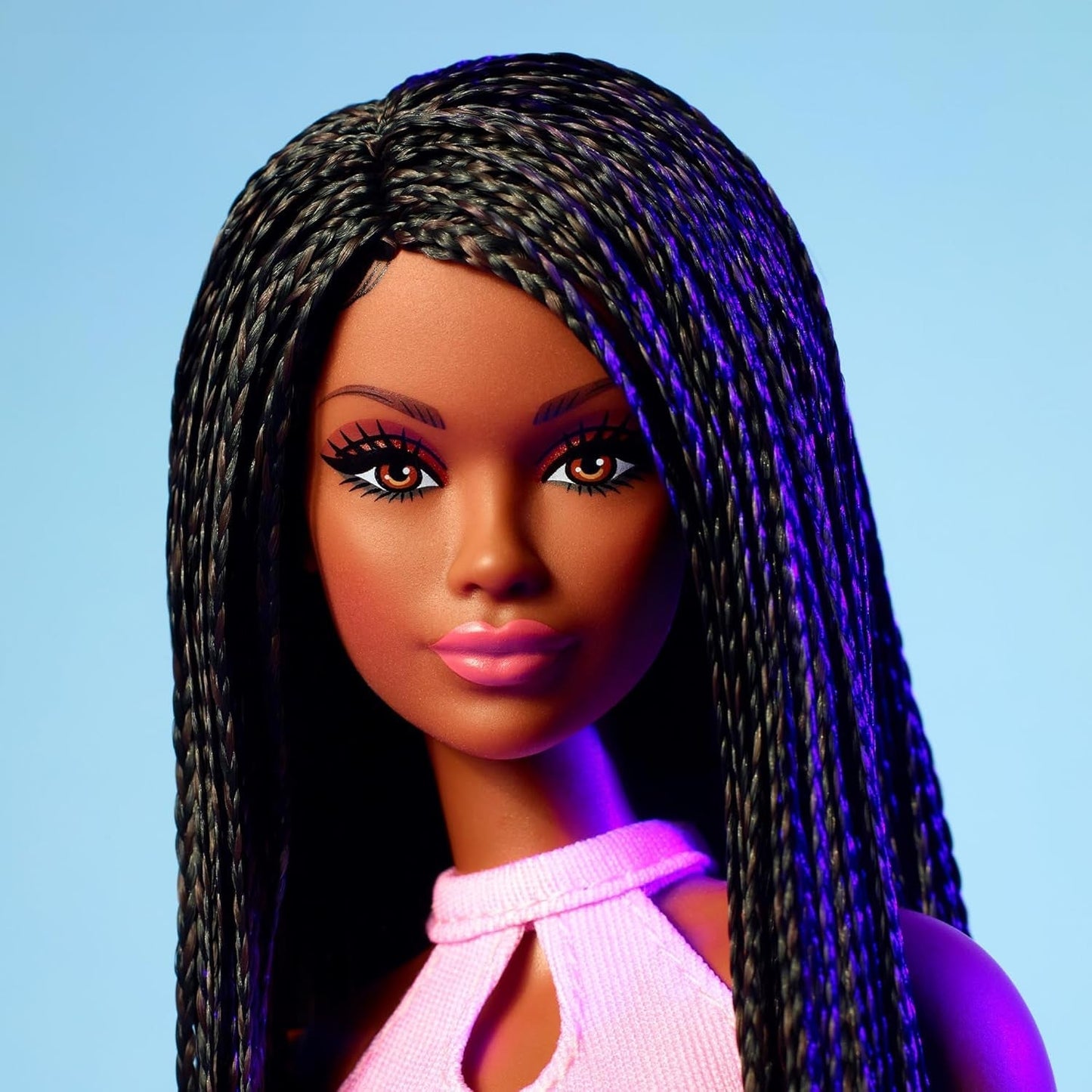 Bambola Barbie Looks, figura da collezione n. 21 con capelli neri intrecciati e moda moderna Y2K, top rosa alla caviglia e gonna in ecopelle con stivali, HRM13 Naty Shop Dolls