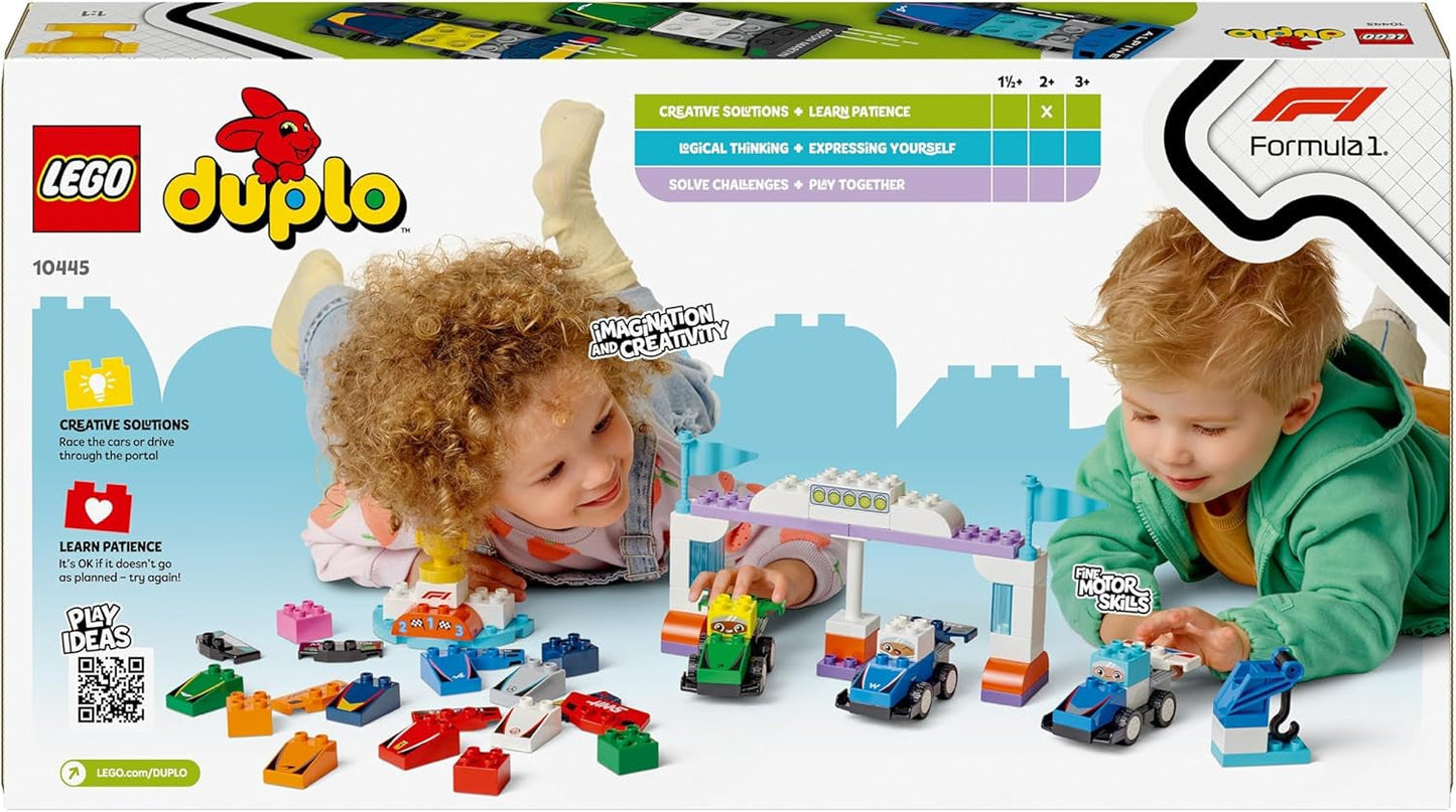 Auto da corsa del team F1 LEGO DUPLO Town con piloti, giocattolo da costruzione per tutta la famiglia, esperienza di gioco fantasiosa, regalo di compleanno per bambini, ragazzi e ragazze a partire da 2 anni 10445 Set da costruzione Besuche den LEGO-Store