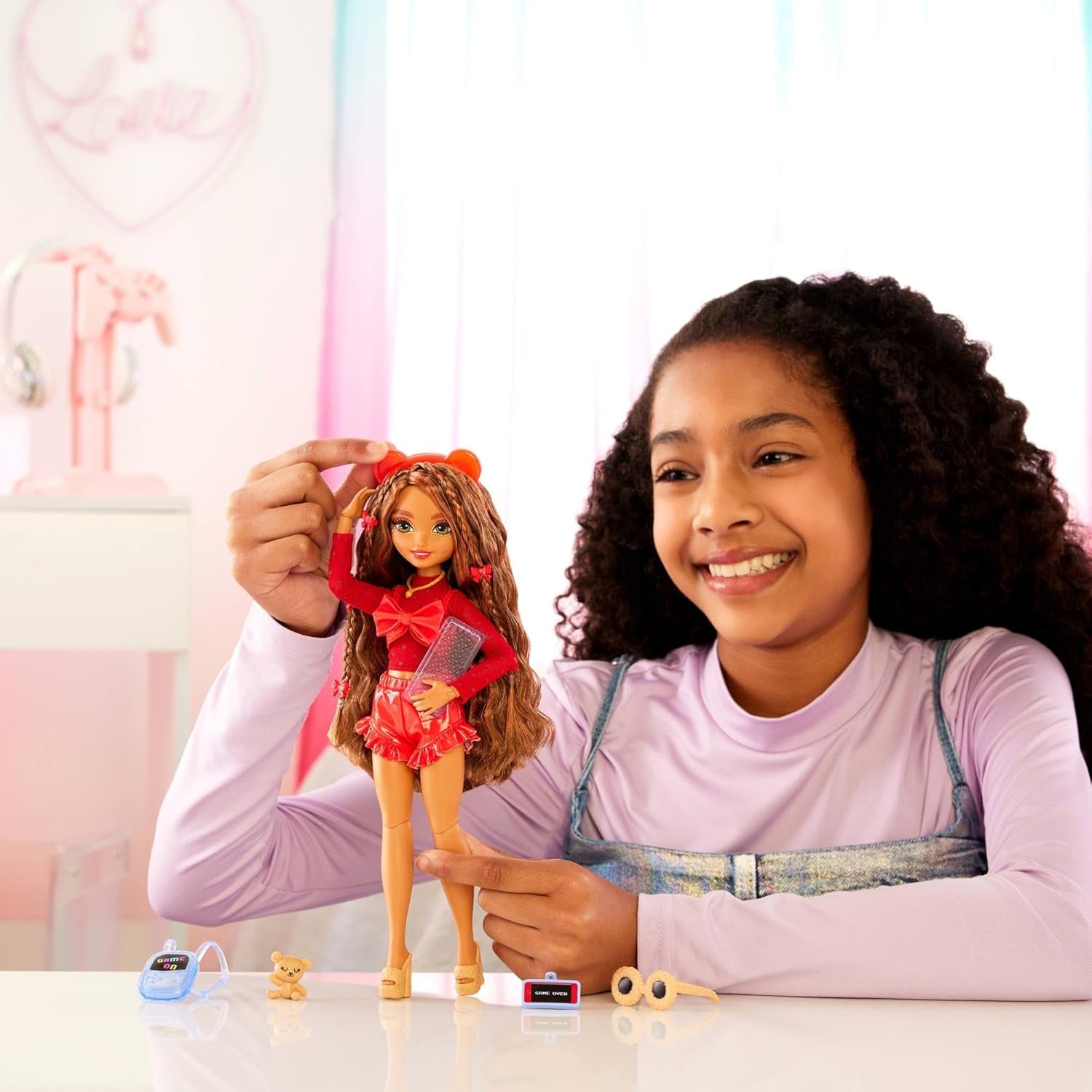 Barbie Dream Besties bambola e accessori, bambola alla moda Teresa mobile con capelli castani e fermagli per capelli, tema videogioco da 10 pezzi, bambole HYC23 Naty Shop