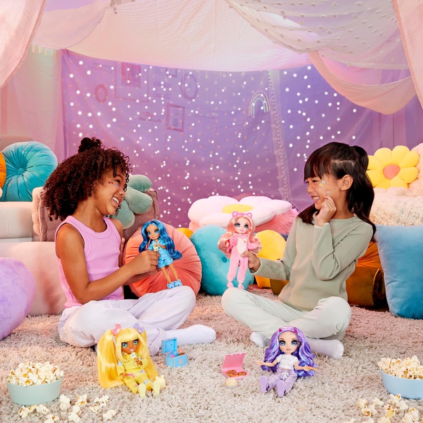 Rainbow High Junior High PJ Party Doll - Viola - 22 cm con tuta morbida, pantofole e accessori da gioco - Giocattolo per bambini - Ideale per 4-12 anni