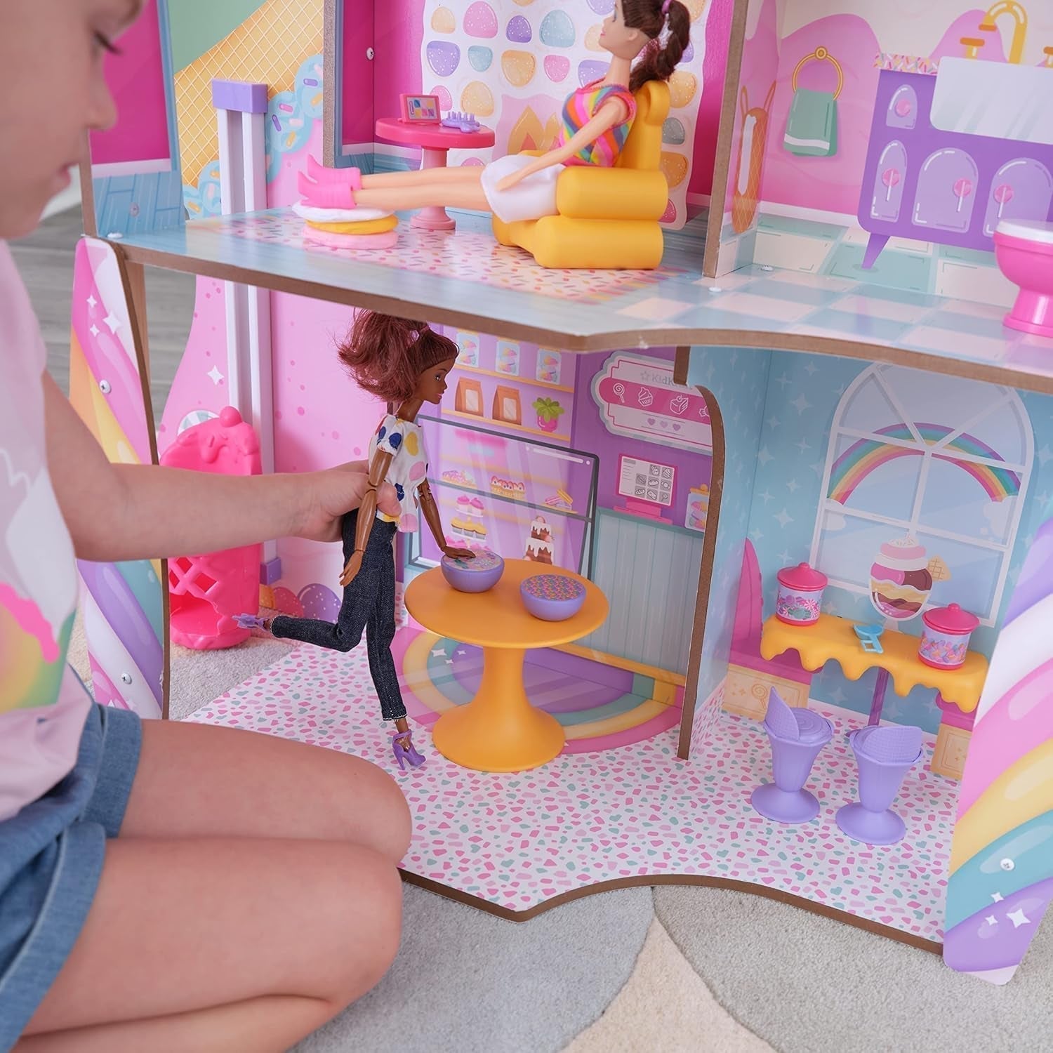 Kidkraft Candy Castle Casa delle Bambole in Legno con Mobili e Accessori, Casetta Lama Unicorno, Sollevatore Torta Gelato e Sedia in Gomma per Bambole, Giocattolo per 3 Anni, 20242 Naty Shop Dollhouses