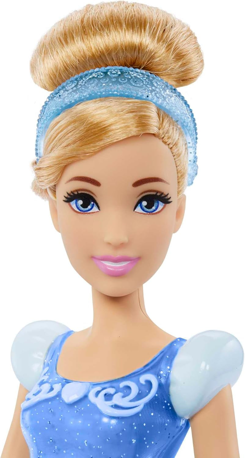 Mattel DISNEY Bambola mobile della Principessa Cenerentola con vestito scintillante, scarpe e tiara staccabili, capelli pettinabili per divertimento dal parrucchiere, dai 3 anni in su, HLW06 Naty Shop Dolls