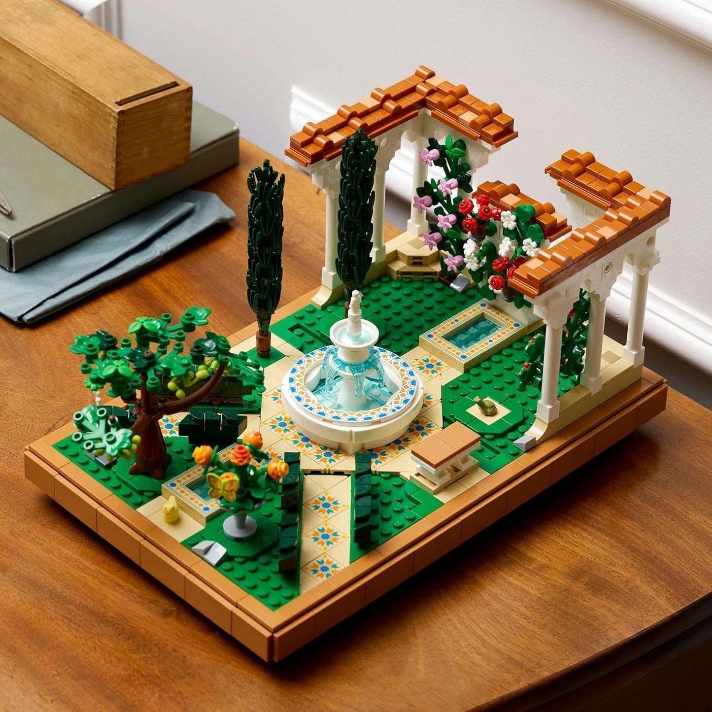 LEGO Icons Fountain Garden - Set da costruzione in miniatura per adulti con foglie, cipressi, alberi, viti, fiori - Idea regalo di compleanno creativa, regalo di inaugurazione della casa per donne, uomini - 10359 Set da costruzione Beuche den LEGO-Store