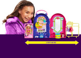 Barbie Extra Minis, bambola Extra Mini e set da gioco boutique, armadio con armadietti, mensole, specchi, piattaforma a 360°, bambola Extra Mini con accessori per capelli rosa, HHN15