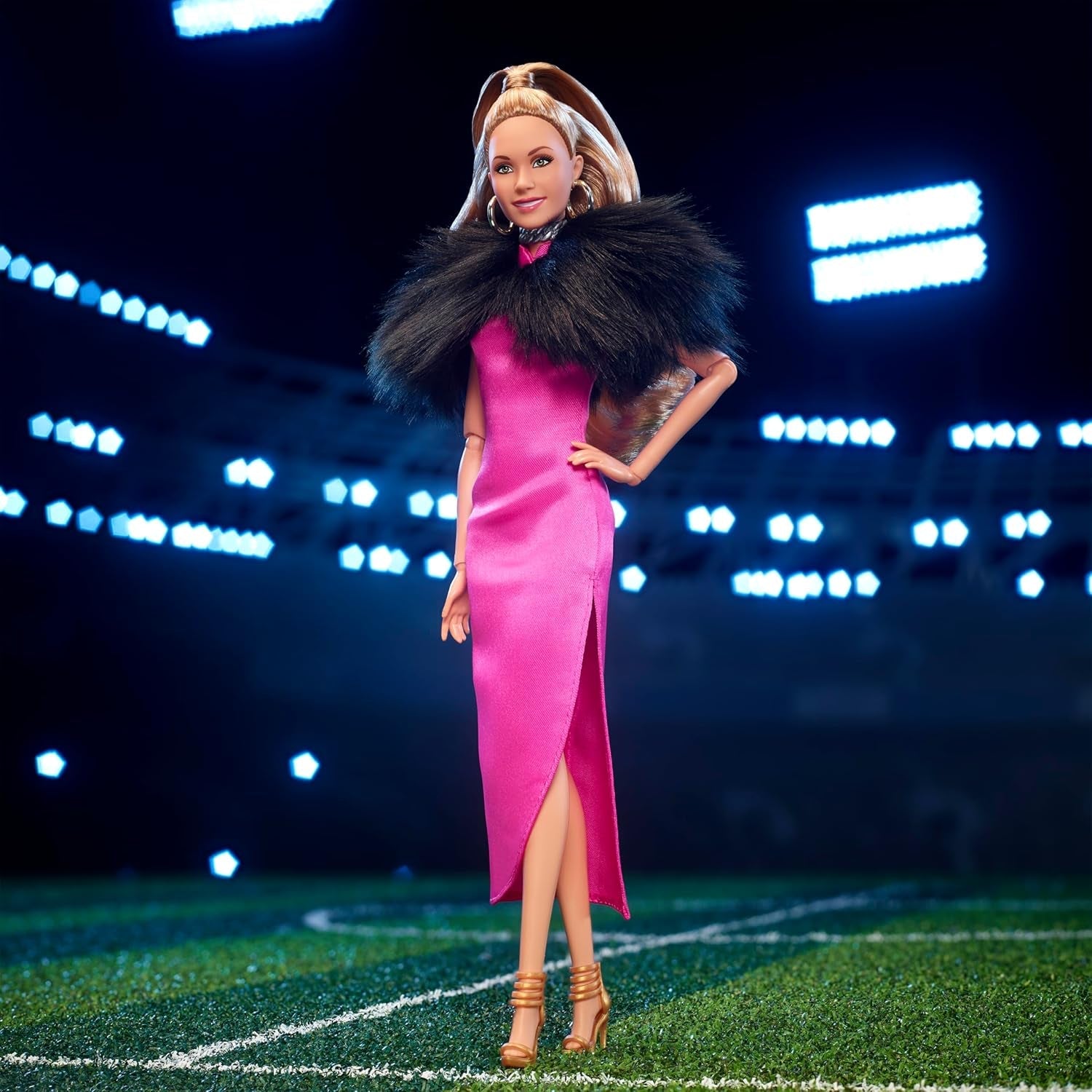 BARBIE Keeley Jones - Bambola da collezione ispirata a Ted Lasso, abito midi in seta rosa shocking, tacchi alti dorati, mantello nero, orecchini a cerchio dorati, borsa rosa, per età 3+, HJW92