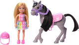 Barbie Chelsea e Pony, bambola e pony - Cavalca durante il gioco per sederti al sicuro sul cavallo, sella rosa e bastoncini, include casco e grazioso vestito scozzese, dai 3 anni in su, HTK29 Bambole Naty Shop
