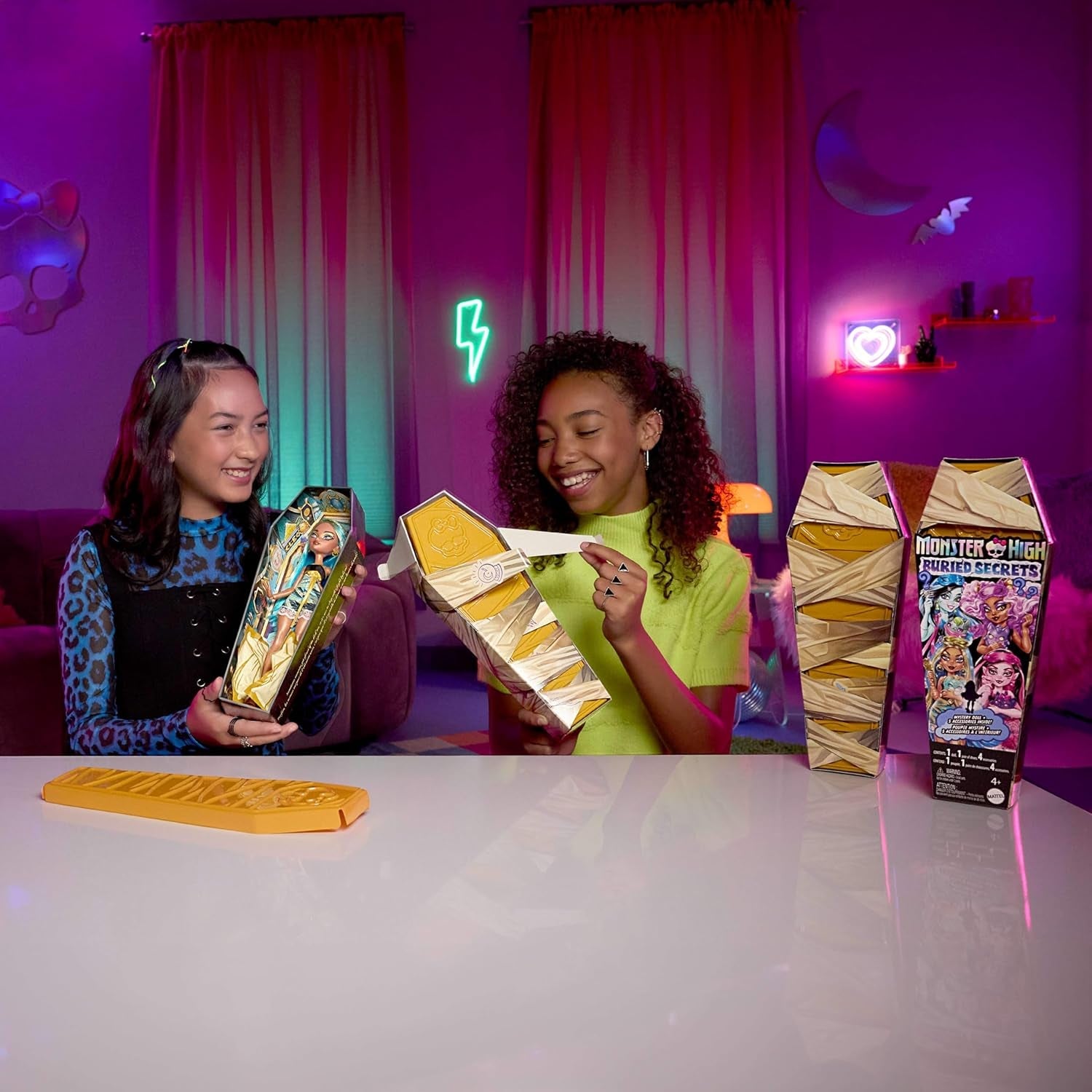 Bambole e accessori Monster High Buried Secrets, accogliente tema Creepover con una bambola misteriosa e 5 sorprese unboxing (le cifre possono variare), HYV64