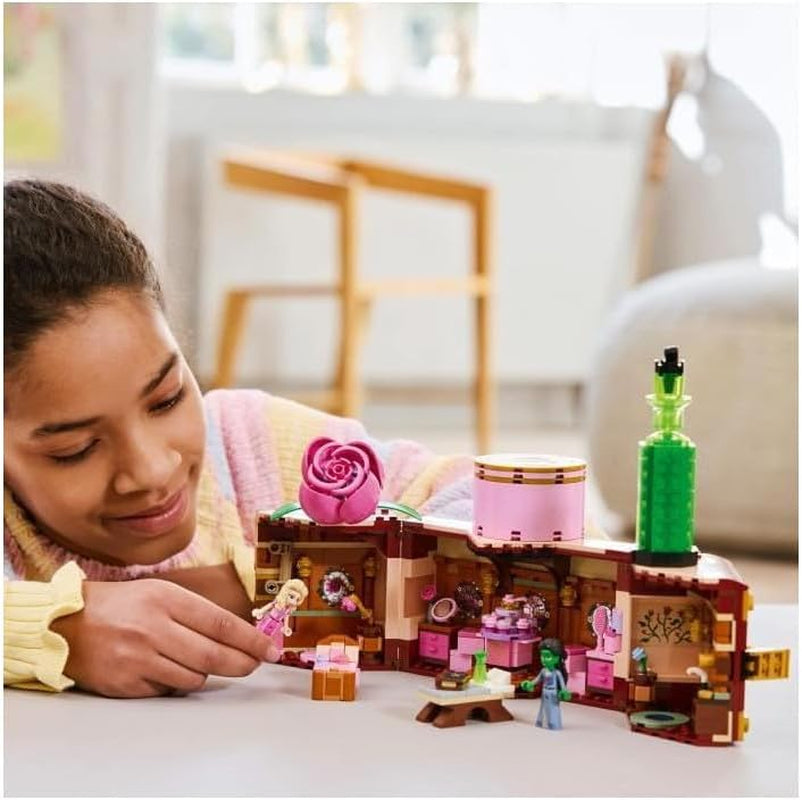 La camera da letto di Wicked Glinda ed Elphaba LEGO - Casa delle bambole con 2 mini bambole della Strega di Oz, fantastici accessori tra cui fiori e abiti - Giocattolo creativo per ragazze 8+ e fan - 75683 Set da costruzione Besuche den LEGO-Store