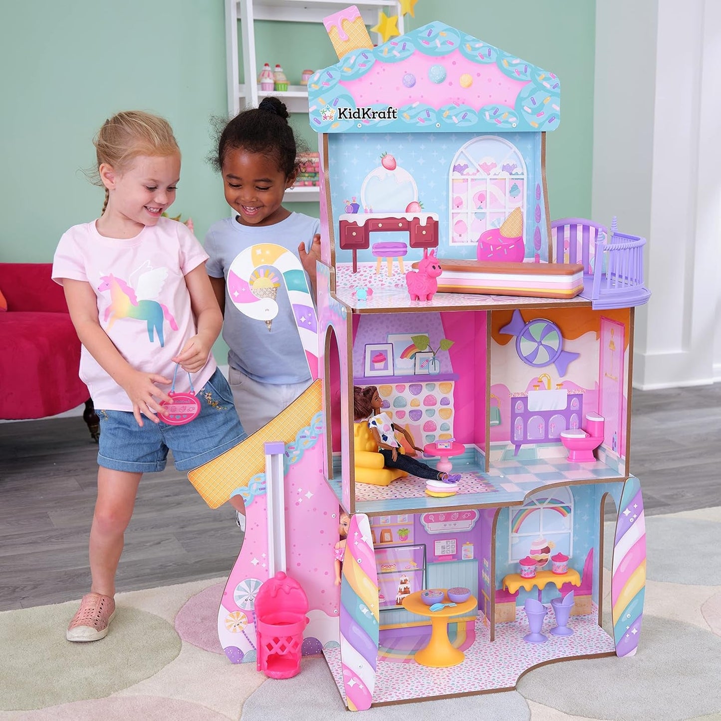 Kidkraft Candy Castle Casa delle Bambole in Legno con Mobili e Accessori, Casetta Lama Unicorno, Sollevatore Torta Gelato e Sedia in Gomma per Bambole, Giocattolo per 3 Anni, 20242 Naty Shop Dollhouses